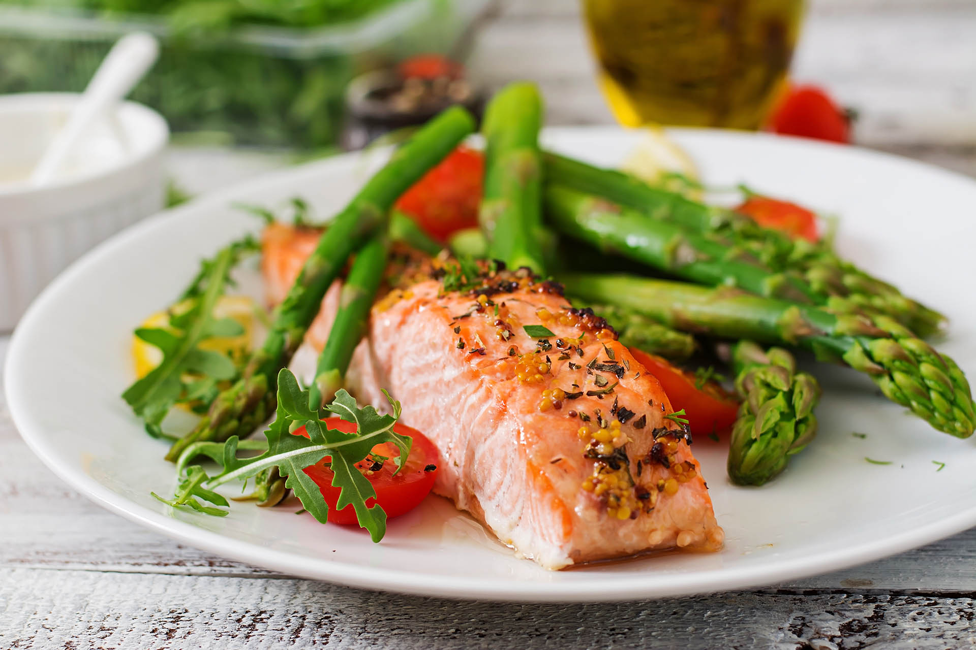 Baked salmon garnished with asparagus and tomatoes